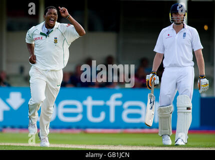 Der Südafrikaner Makhaya Ntini feiert den Abwrachen von Englands Ryan Sidebottom für 2 Läufe während des dritten Testmatches in Edgbaston, Birmingham. Stockfoto