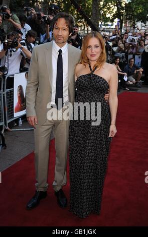 Gillian Anderson und David Duchovny (l.) kommen zur UK-Premiere von "The X Files: I Want to Believe" am Empire Leicester Square, WC2. Stockfoto