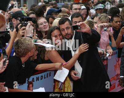 Adam Sandler posiert mit Fans auf dem roten Teppich bei der irischen Premiere von „You Don't Mess with the Zohan“ im Savoy Cinema in Dublin. Stockfoto
