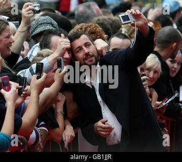 Adam Sandler posiert mit Fans auf dem roten Teppich bei der irischen Premiere von „You Don't Mess with the Zohan“ im Savoy Cinema in Dublin. Stockfoto