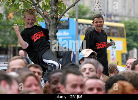 Zwei junge Fans klettern, um bei der irischen Premiere von „You Don't Mess With The Zohan“ im Savoy Cinema in Dublin einen besseren Blick auf den roten Teppich zu bekommen. Stockfoto