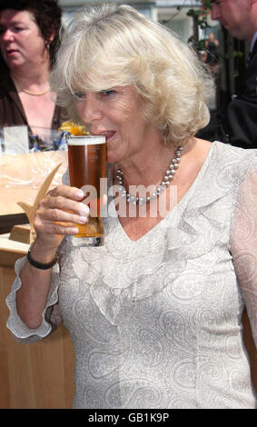 Die Herzogin von Cornwall stellte bei einem Besuch in Southwold vor, das erste kohlenstoffneutrale Bier Großbritanniens zu probieren. Stockfoto