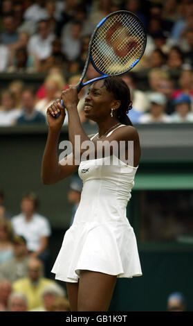 Tennis - Wimbledon 2003 - Damenfinale - Serena Williams gegen Venus Williams. Venus Williams spürt den Schmerz ihrer Verletzung während des Wimbledon-Finales gegen Schwester Serena Stockfoto