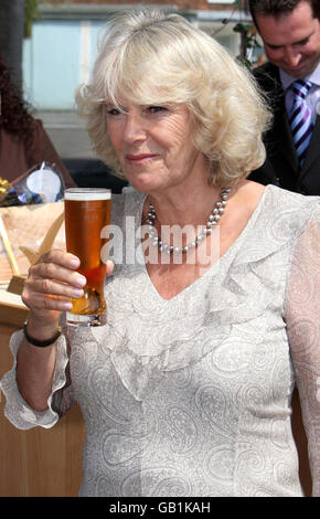 Die Herzogin von Cornwall stellte bei einem Besuch in Southwold vor, das erste kohlenstoffneutrale Bier Großbritanniens zu probieren. Stockfoto