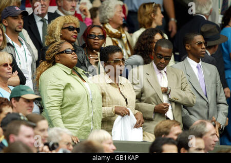 Tennis - Wimbledon 2003 - Damenfinale - Serena Williams gegen Venus Williams. Die Williams-Familie schaut sich das Finale zwischen Venus und Serena an Stockfoto