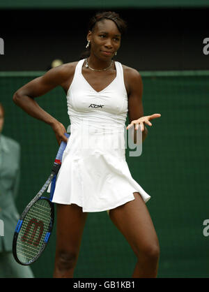 Venus Williams bestreitet während des Wimbledon-Finales einen Anruf Gegen Serena Stockfoto