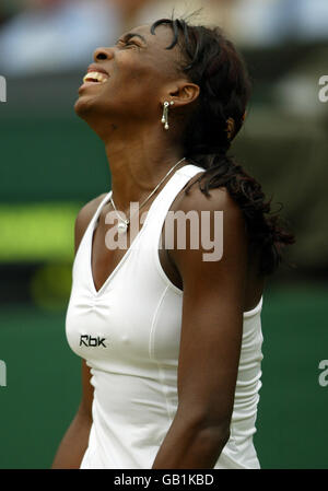 Venus Williams spürt den Schmerz während des Wimbledon-Finales Serena Stockfoto