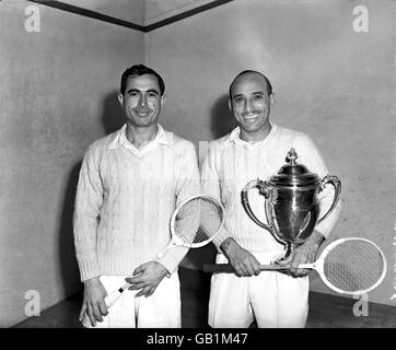 (L-R) die Brüder, die das Finale bestritten, Zweiter Azam Khan und Champion Hashim Khan Stockfoto