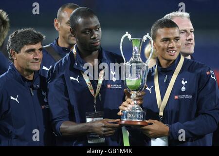 Ledley King von Tottenham Hotspur und Jermaine Jenas halten nach dem Turniersieg die Trophäe „Hafen von Rotterdam“ hoch, wie Manager Juande Ramos sieht Stockfoto