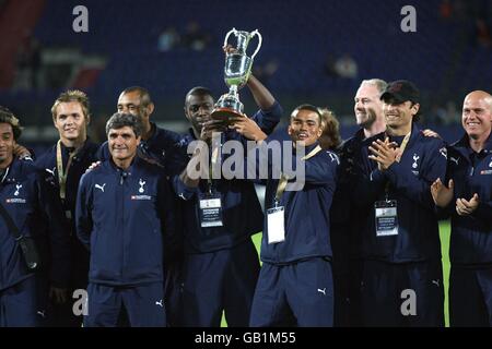 Tottenham Hotspur's Ledley King und Jermaine Jenas halten hoch Hafen von Rotterdam Turniertrophäe nach dem Gewinn des Turniers Stockfoto