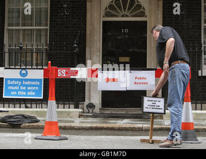 Gesamtansicht der Bauarbeiten außerhalb der 10 Downing Street, London. Stockfoto