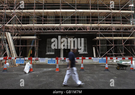 Gesamtansicht der Bauarbeiten außerhalb der 10 Downing Street, London. Stockfoto