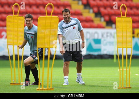 Charlton Athletic Performance Director Niall Clark (r) schaut sich AS an Mark Hudson macht seinen Weg durch einige Plastik Club Mannequins Stockfoto