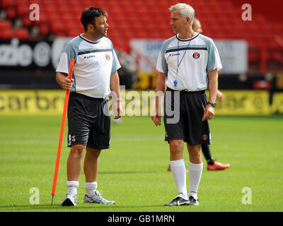 Fußball - Coca-Cola Football League Championship - Charlton Athletic Training - The Valley. Charlton Athletic Performance Director Niall Clark (l) chattet mit Manager Alan Pardew Stockfoto