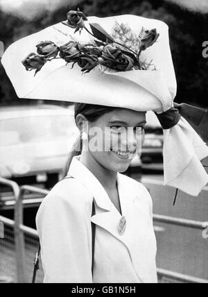 Mode - Hüte - Ladies Day - Royal Ascot. Julia Sellwood in voller Blüte für den Ladies Day im Royal Ascot. Stockfoto