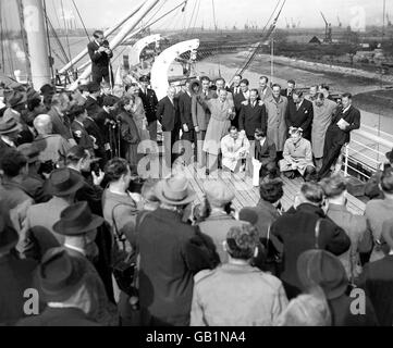 Don Bradman, der einem Vertrauten Wellengang gibt, und sein Team von siebzehn australischen Cricketern kommen an Bord des Liners SS Straithaird in Tilbury Docks an. Stockfoto