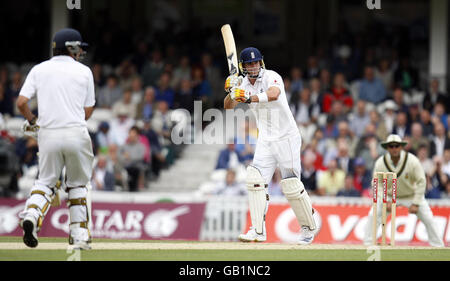 Cricket - npower Vierter Test - Tag zwei - England gegen Südafrika - das Brite Oval. Der englische Kevin Pietersen trifft sich während des vierten Tests beim Oval in London. Stockfoto