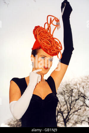 'Delicious' ein schmackhaftes Angebot von Milliner David Shilling aus seiner 1993/4 von Katie Pearce modellierten Kollektion. Stockfoto