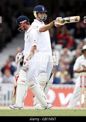 Cricket - npower Vierter Test - Tag zwei - England gegen Südafrika - das Brite Oval. Der englische Kevin Pietersen feiert seine 50 während des vierten Tests beim Oval in London. Stockfoto