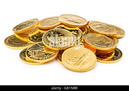 Stapel von verstreuten Goldmünzen auf dem weißen Hintergrund isoliert. Stockfoto