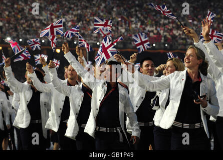 Großbritannien Tom Daley (Mitte) während der Eröffnungszeremonie der Olympischen Spiele 2008 in Peking im Nationalstadion in Peking, China. Stockfoto