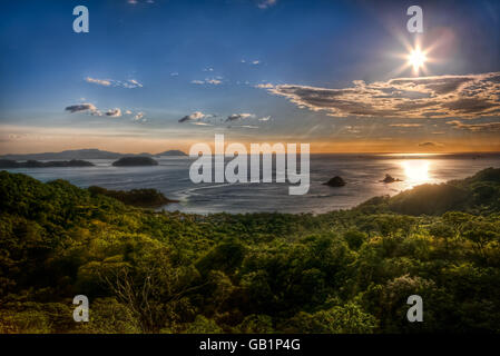 Schöne Aussicht auf den Sonnenuntergang über der Bucht von Potrero und Playa Azucar, Costa Rica, Guanacaste. Stockfoto