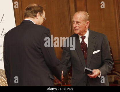 Der Herzog von Edinburgh überreicht Sir David Lane eine Royal Medal während einer Preisverleihung im Palace of Holyroodhouse in Edinburgh. Stockfoto