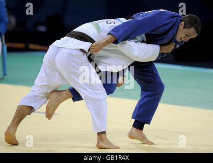 Der britische Euan Burton (blau) im Einsatz gegen den Argentinier Emmanuel Lucenti während ihres ersten Rundenmatches des Männer-Judo mit 81kgs beim USTB-Gymnasium in BeijingPekinger Olympischen Spielen. Stockfoto