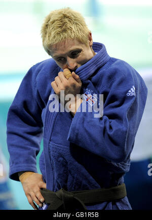 Die Großbritanniens Sarah Clark verlor im ersten Runde des Judo der Frauen unter 63 kg im USTB Gymnasium in Peking gegen die Österreicherin Claudia Heill. Stockfoto