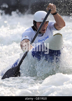 Der britische David Florence auf dem Weg zur Silbermedaille bei seinem letzten Lauf im Slalom-Kanufinale im SY Rowing-Canoeing Park, Peking, China. Stockfoto