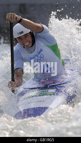 Der britische David Florence auf dem Weg zur Silbermedaille bei seinem letzten Lauf im Slalom-Kanufinale im SY Rowing-Canoeing Park, Peking, China. Stockfoto