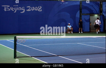 Der britische Andy Murray (rechts) verlässt den Platz mit Jamie Murray, nachdem er sein Doppelspiel im Pekinger Olympischen Green Tennis Center während der Olympischen Spiele 2008 in Peking, China, verloren hat. Stockfoto