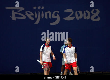 Die Briten Jamie Murray (links) und Andy Murray (rechts) bei ihrem Doppelspiel im Pekinger Olympic Green Tennis Center während der Olympischen Spiele 2008 in Peking, China. Stockfoto