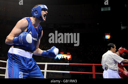 Der britische David Price feiert den Sieg gegen den russischen Islam Timurziev während ihrer ersten Runde beim Super-Schwergewicht-Kampf am Beijing Workers Gymnasium in Peking, China. Stockfoto