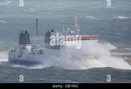 Eine Welle zieht die Fähre SeaFrance Nord Pas-De-Calais während ihrer Ankunft im Hafen von Dover in Kent in sich, während starke Winde den Service stören. Stockfoto