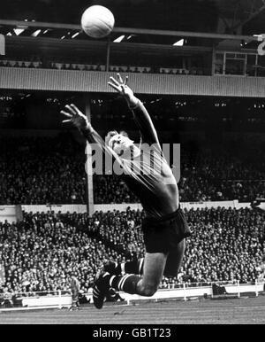 Fußball - FA Cup Finale - Manchester City / Leicester City - Wembley Stadium. Manchester City Torwart Harry Dowd springt um zu retten, während der Ball über die Bar fliegt Stockfoto