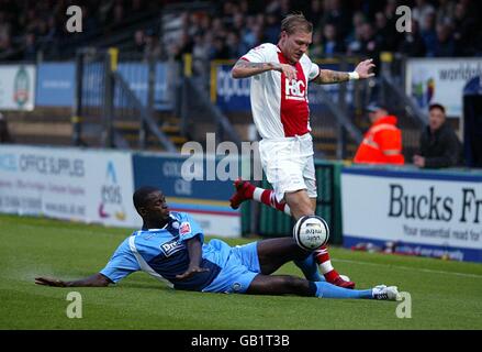 Garry O'Connor (rechts) von Birmingham City und Wycombe Wanderers'will Antwi kämpfen um den Ball. Stockfoto