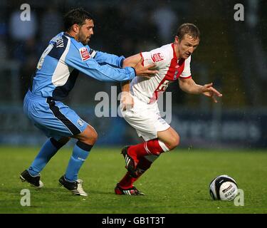 Gary McSheffrey von Birmingham City und Tommy Doherty von Wycombe Wanderers kämpfen um den Ball. Stockfoto