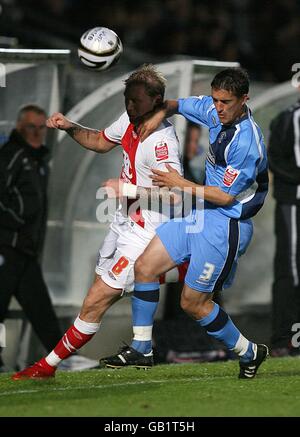 Fußball - Carling Cup - erste Runde - Wycombe Wanderers gegen Birmingham City - Adams Park. Garry O'Connor von Birmingham City und Craig Woodman von Wycombe Wanderers kämpfen um den Ball. Stockfoto