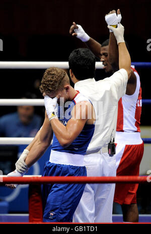 Der britische Billy Joe Saunders hält den Kopf, nachdem er von Kubas Carlos Banteaux Suarez bei ihrer zweiten Runde im Weltweight-Kampf am Pekinger Arbeiter-Gymnasium in Peking, China, geschlagen wurde. Stockfoto