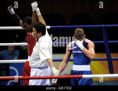 Der britische Billy Joe Saunders hält den Kopf, nachdem er von Kubas Carlos Banteaux Suarez bei ihrer zweiten Runde im Weltweight-Kampf am Pekinger Arbeiter-Gymnasium in Peking, China, geschlagen wurde. Stockfoto