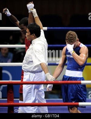 Der britische Billy Joe Saunders hält den Kopf, nachdem er von Kubas Carlos Banteaux Suarez bei ihrer zweiten Runde im Weltweight-Kampf am Pekinger Arbeiter-Gymnasium in Peking, China, geschlagen wurde. Stockfoto