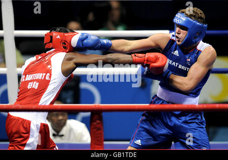 Der britische Billy Joe Saunders (blau) im Kampf gegen den kubanischen Carlos Banteaux Suarez während ihrer zweiten Runde im Weltweight-Kampf am Beijing Workers Gymnasium in Peking, China. Stockfoto