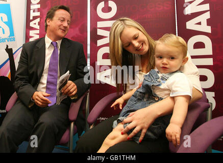 Der konservative Parteivorsitzende David Cameron trifft Sarah Taylor, 17, mit ihrem 16 Monate alten Sohn Joshua bei seinem Besuch im One Stop Shop in Morecambe. Stockfoto