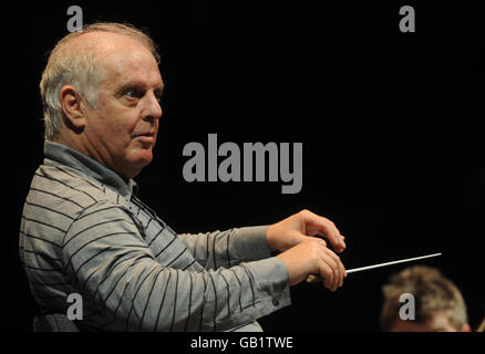 Daniel Barenboim dirigiert das West-Eastern Divan Orchestra während der Proben im Rahmen der BBC Proms Saison im Zentrum von London. Stockfoto