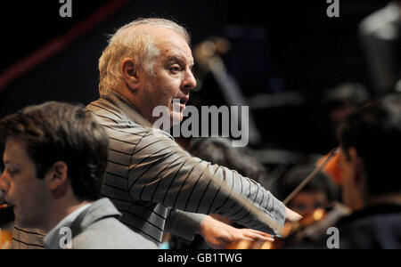 Daniel Barenboim dirigiert das West-Eastern Divan Orchestra während der Proben im Rahmen der BBC Proms Saison im Zentrum von London. Stockfoto