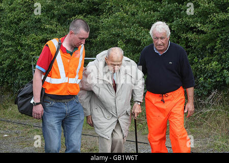 Ein Personenzug entgleiste nach sintflutartigen Regengüssen und löste einen Erdrutsch aus, eine Viertelmeile südlich von Portarlington Station, in Co Laois. Stockfoto