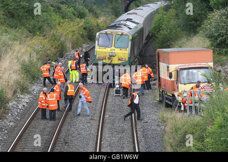 Erdrutsch entgleist Personenzug Stockfoto