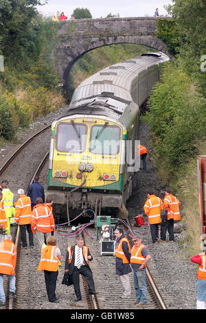 Ein Personenzug entgleiste nach sintflutartigen Regengüssen und löste einen Erdrutsch aus, eine Viertelmeile südlich von Portarlington Station, in Co Laois. Stockfoto