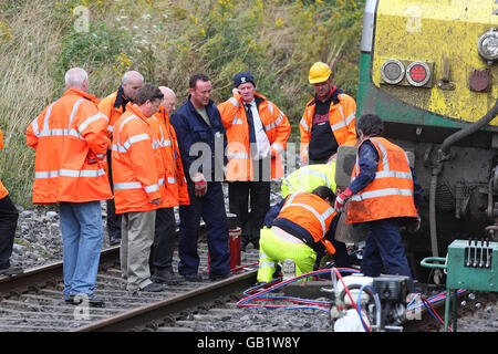 Ein Personenzug entgleiste nach sintflutartigen Regengüssen und löste einen Erdrutsch aus, eine Viertelmeile südlich von Portarlington Station, in Co Laois. Stockfoto